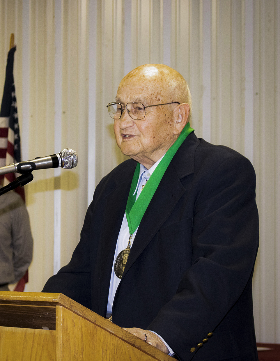 Milton Labadie receieves award